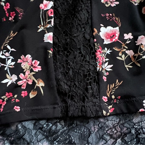 White Barn Floral Blouse - Picture 3 of 6